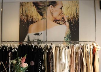 stativ med klær og kunst på vegg hos ma vintage på frogner