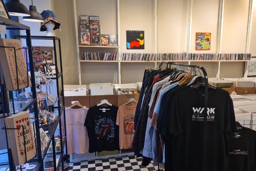 stativ med klær og musikk hos fiffis gaver