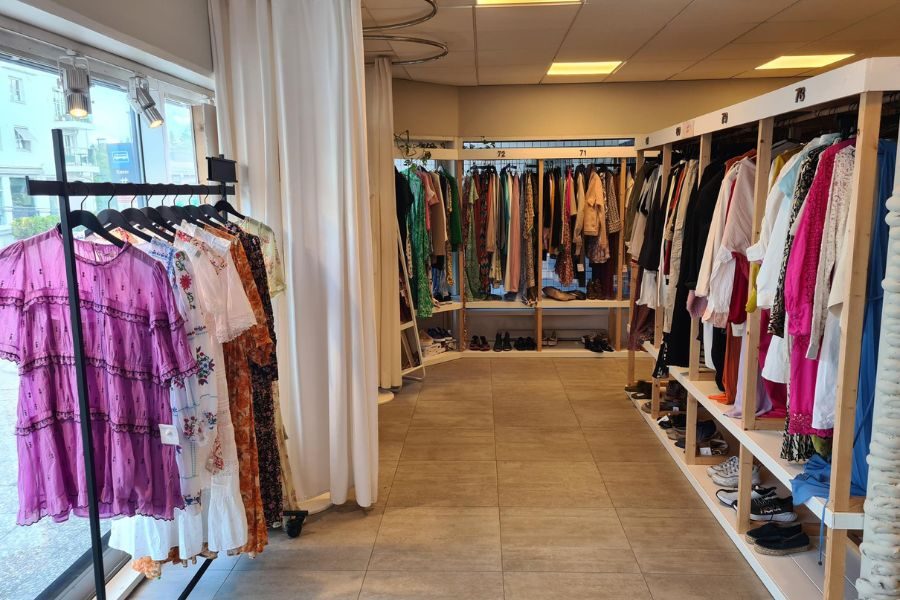 Prøverom og stander med klær hos Twice Second hand på Nordstrand
