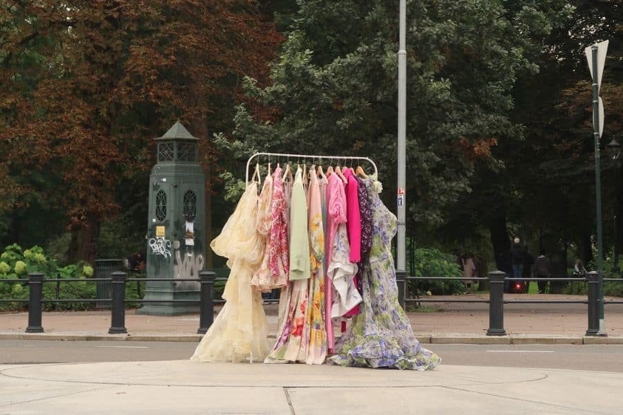 stativ med klær på en gate