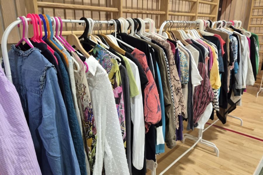 Stativ med klær i gymsalen hos Hasle skoles loppemarked