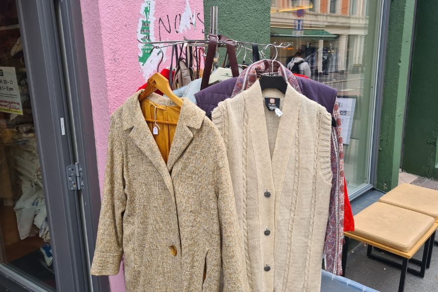 Secondhand jakker og cardigans hos Dukkehjem på Grunerløkka