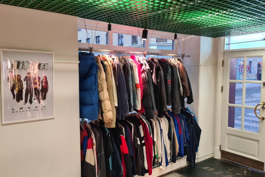 stativ med klær ved inngang hos ditto løkka