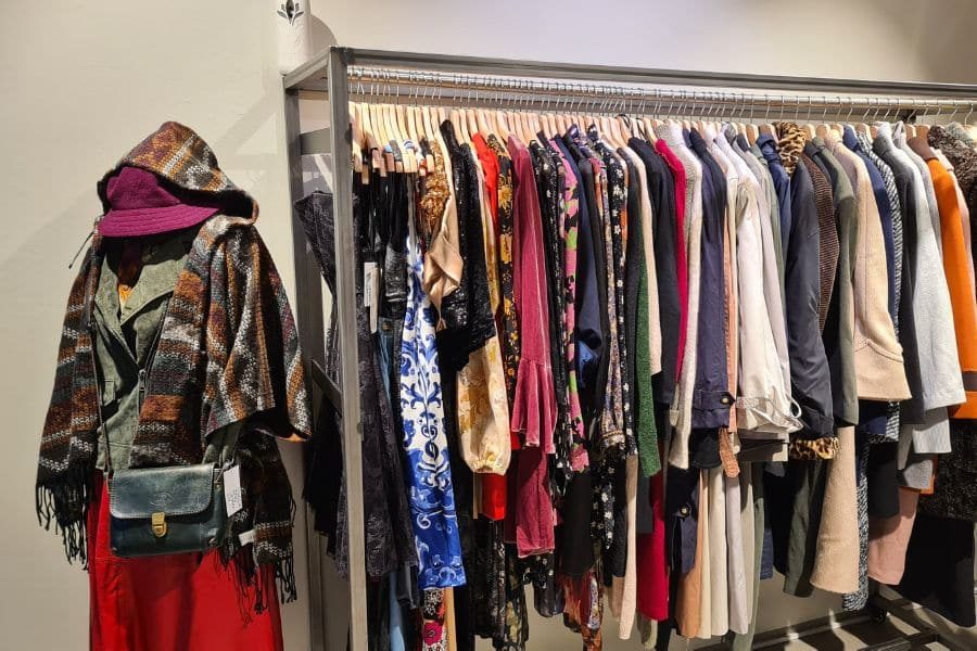 stativ med pent brukte dameklær hos Fileks Secondhand Oslo