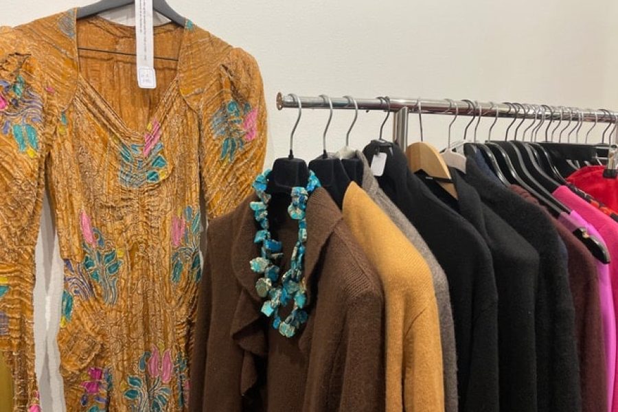 stativ med secondhand klær hos fremdeles vintage