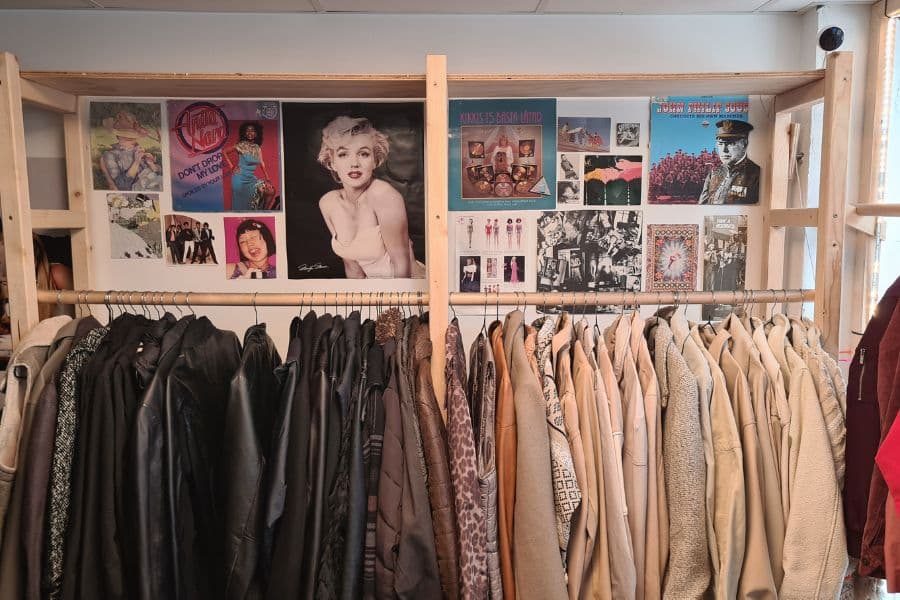 stativ med secondhand og dekor på vegger