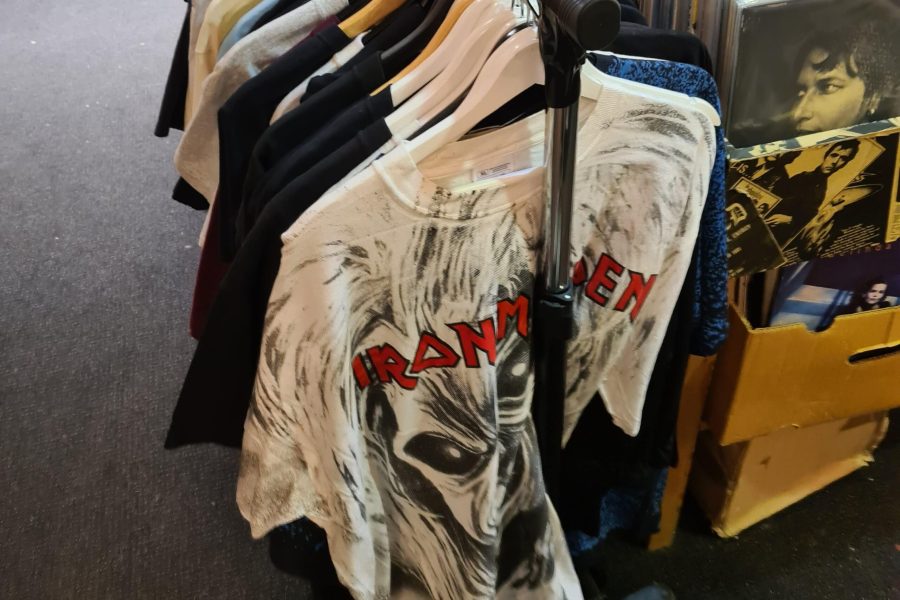 Et stativ med vintage band t-skjorter på Råkk&Rålls