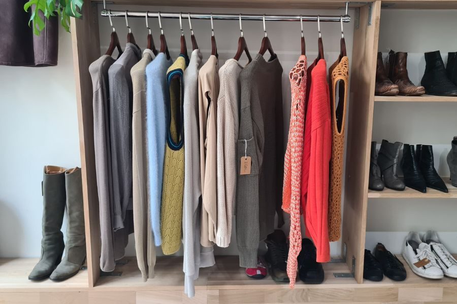 stativ med vintage klær hos studio monolitt i oslo sentrum