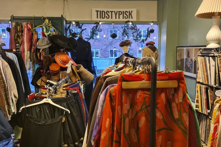 stativ med vintage klær hos tidstypisk på sinsen