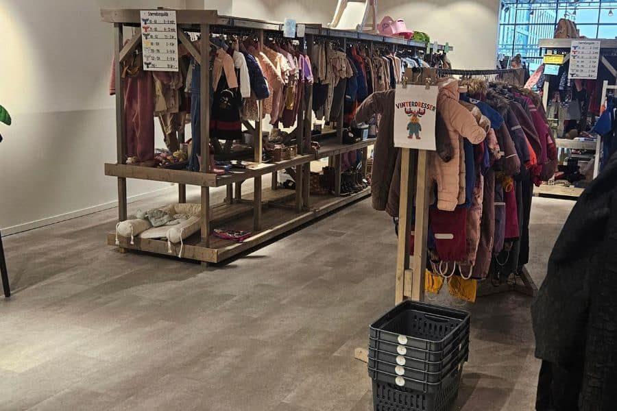 stativer med barneklær hos barneksatter oslo