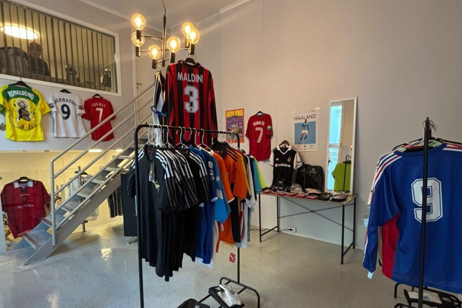 stativer med fotballdrakter hos the football idiots på grunerløkka