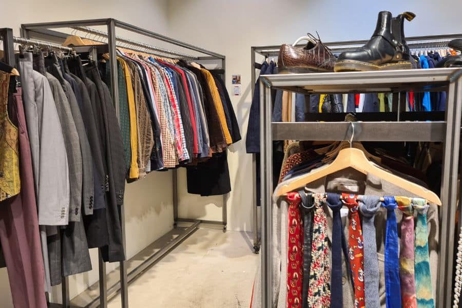 stativer med herretøy hos Fileks Secondhand Oslo