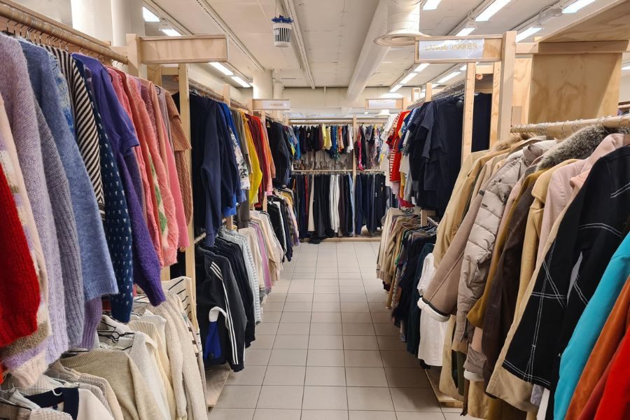 Mange ulike avdelinger med klær hos Det Gule Hus Flagship