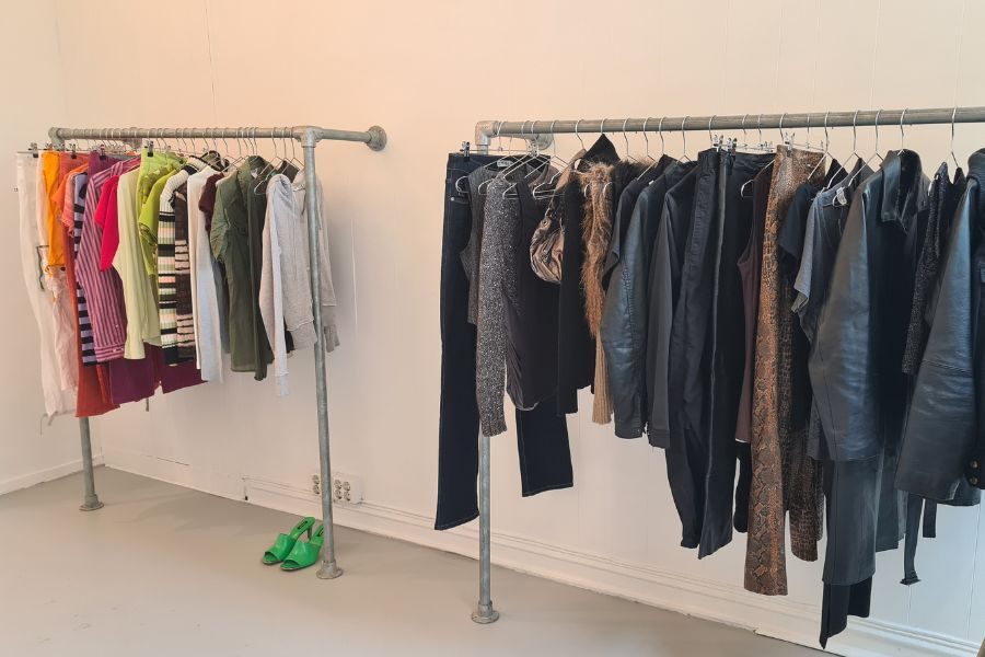 Stativer med secondhand og vintage og grønne sko hos V06 på Grunerløkka
