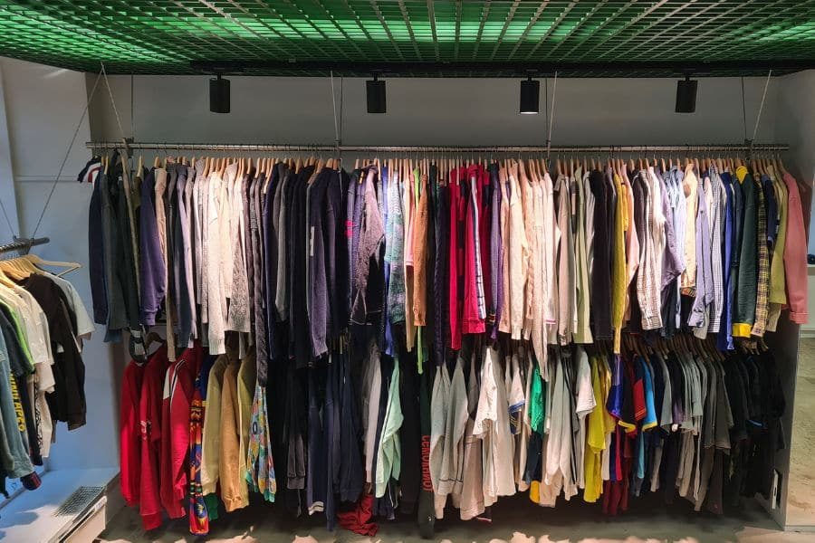 stativer med secondhand og vintage klær hos ditto løkka