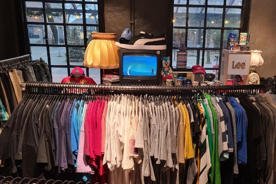 stativer med vintage t-shirts hos vintage kid oslo på helsfyr