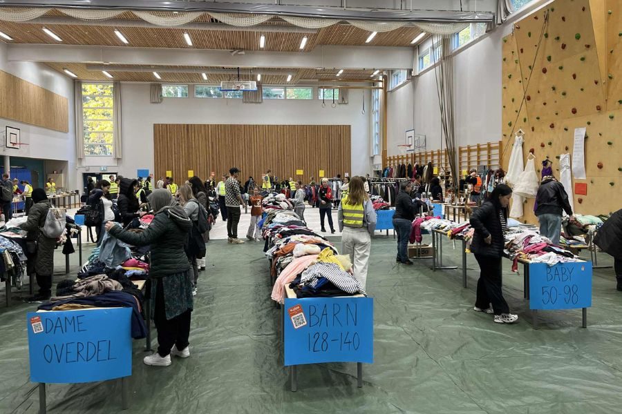 stor klesavdeling på loppemarkedet på ammerud skole