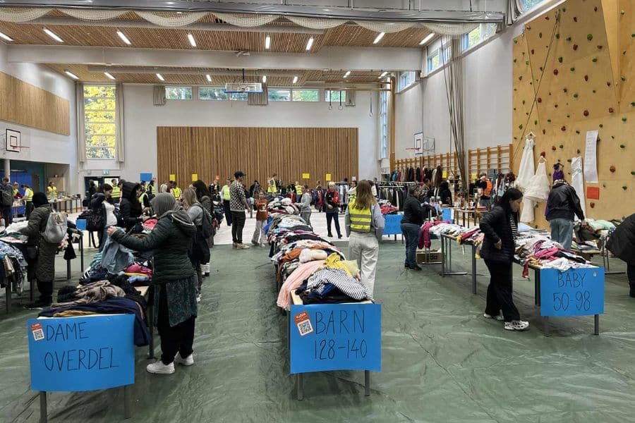 stor klesavdeling på loppemarkedet på ammerud skole