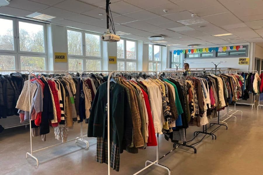 stor klesavdeling på loppemarkedet på marienlyst skole