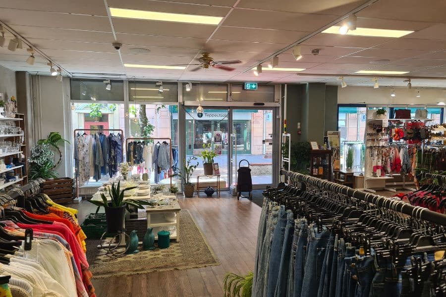 Lokalene på Fretex Grønland er store og lyse med egne avdelinger for herreklær, dameklær og interiør