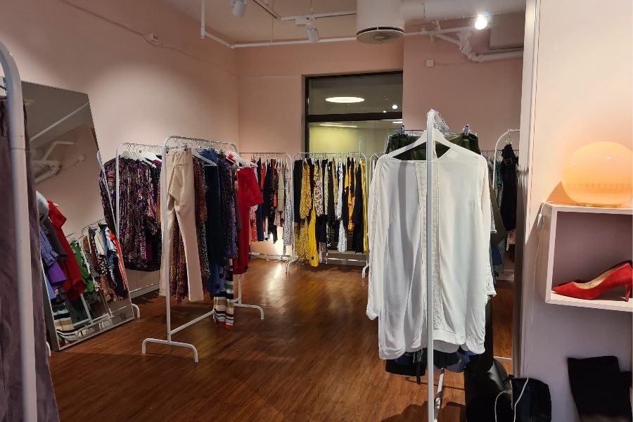 Mange stativ med klær hos Cirkulær i Universitetsgata.