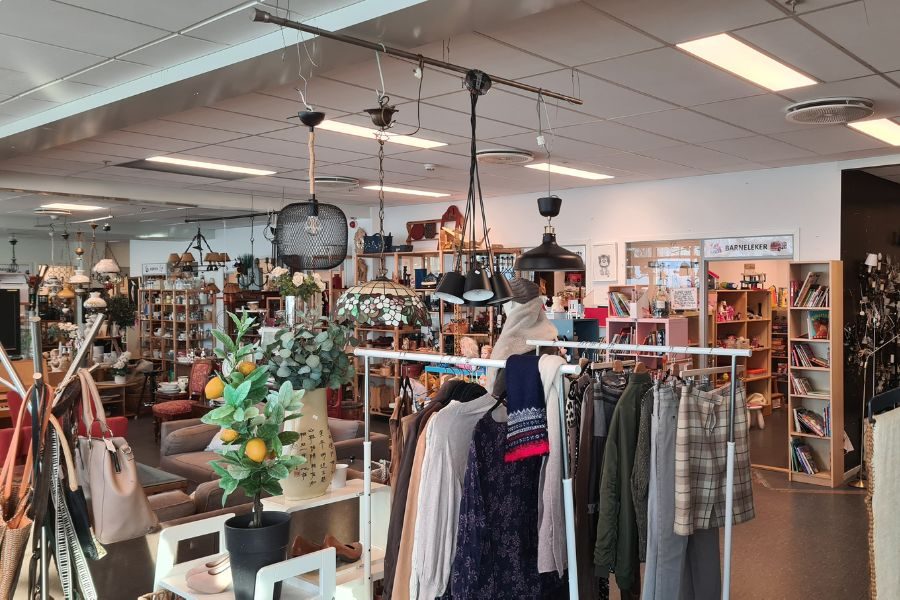 store lokaler med flere bruktavdelinger hos fornebu gjenbruk