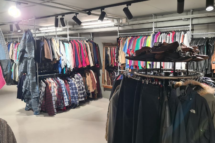 Mange klesstativ hos Episode Oslo på Grunerløkka
