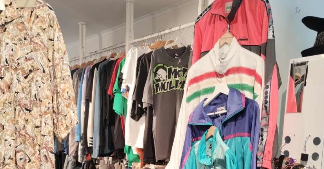 Stort utvalg av klær hos Medhin Vintage