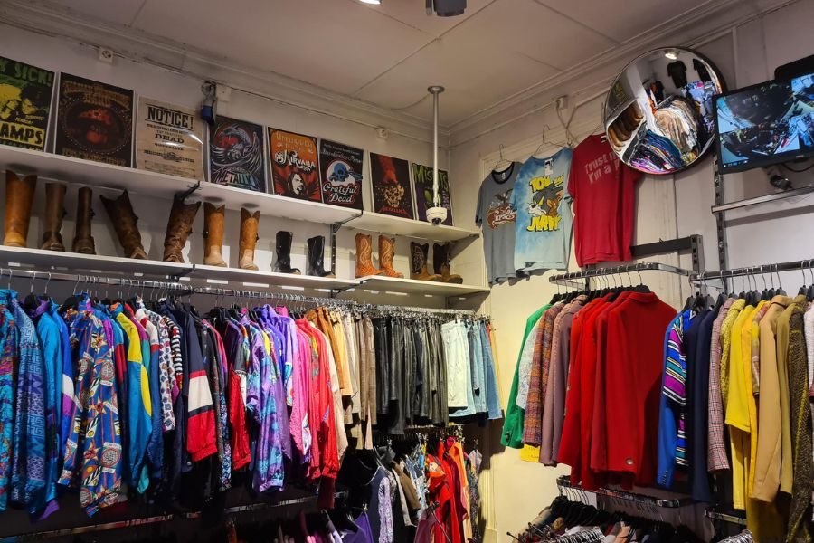 klær i forskjellige farger hos Velouria Vintage på Grunerløkka