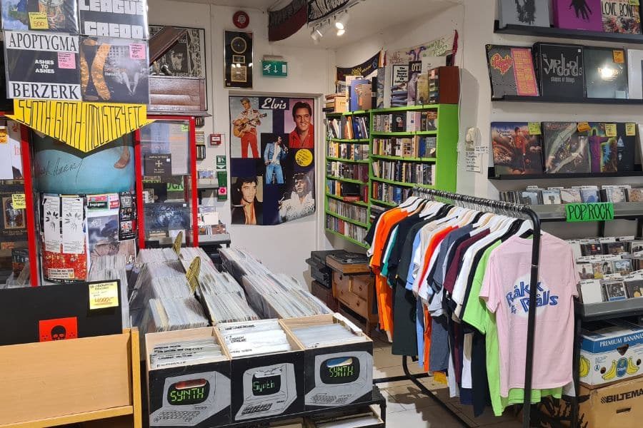 t-skjorter og samleobjekter hos råkk & rålls