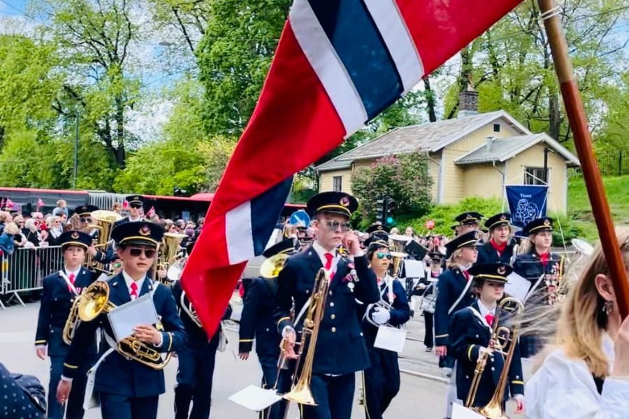 Korps med barn og ungdom som spiller på 17. mai