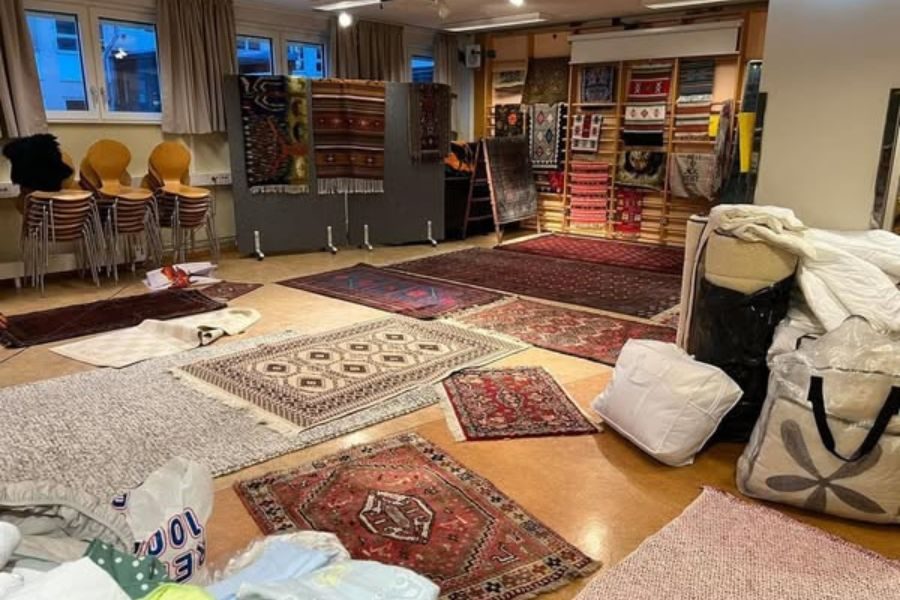 tepper og puter på loppemarked på voksen skole