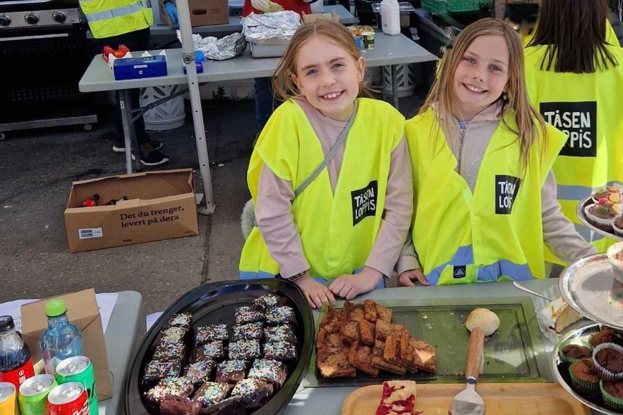 to barn serverer i kafeen på loppemarked på tåsen