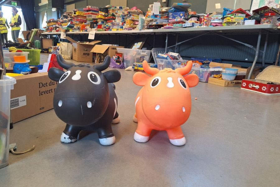 to lekegriser på loppemarked på tåsen skole