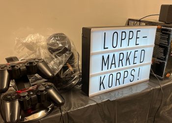 Skilt med loppemarked hos loppemarkedet til Trasop skole