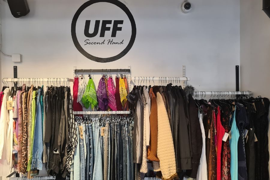 uff logo på vegg og stativ med secondhand klær hos uff grunerløkka