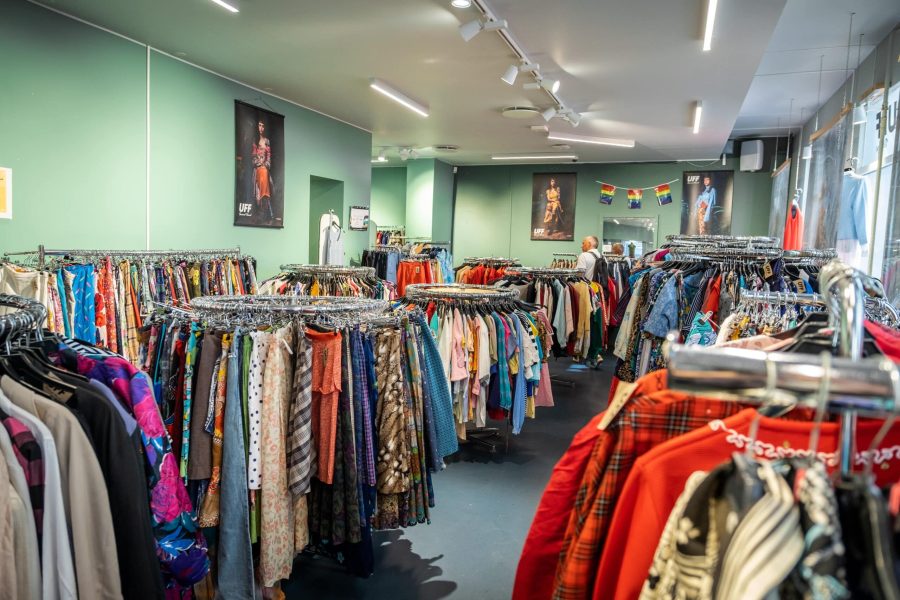 Lokalet til Uff Prinsens gate og mange klesstativ