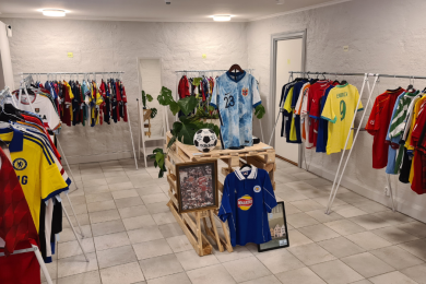 Stort rom med secondhand og vintage fotballdrakter hos The Football Idtiots på Grunerløkka