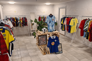 Stort rom med secondhand og vintage fotballdrakter hos The Football Idtiots på Grunerløkka
