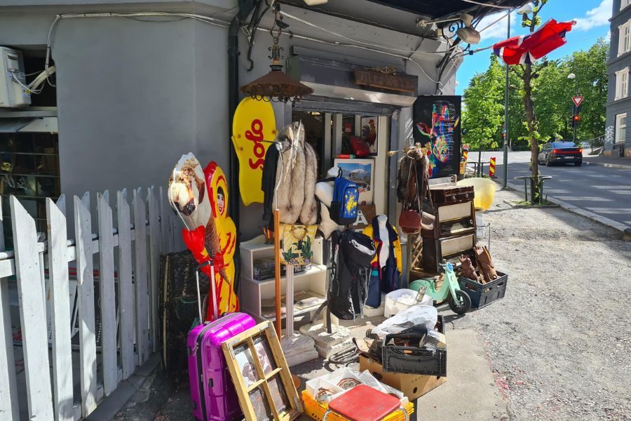 Utenfor lokalene til Merkatå i Gamlebyen med diverse utvalg fra butikken utenfor