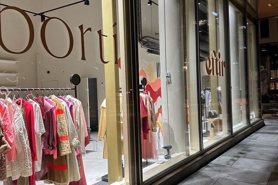 Bildet tatt utenfor Borti / Eftir-butikken i mørket
