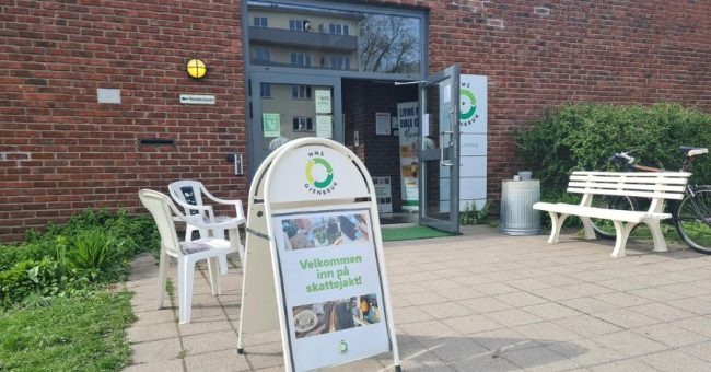 Utenfor bruktbutikken NMS Gjenbruk Lilleborg