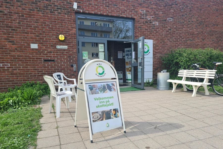 Utenfor bruktbutikken NMS Gjenbruk Lilleborg