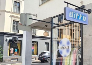 Utenfor Ditto på Majorstua med et hengende skilt utenfor