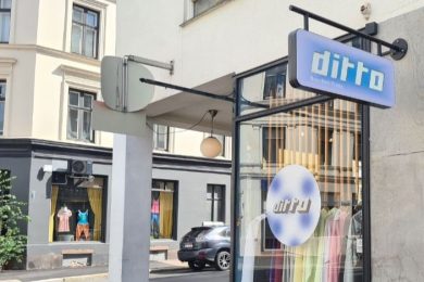 Utenfor Ditto på Majorstua med et hengende skilt utenfor