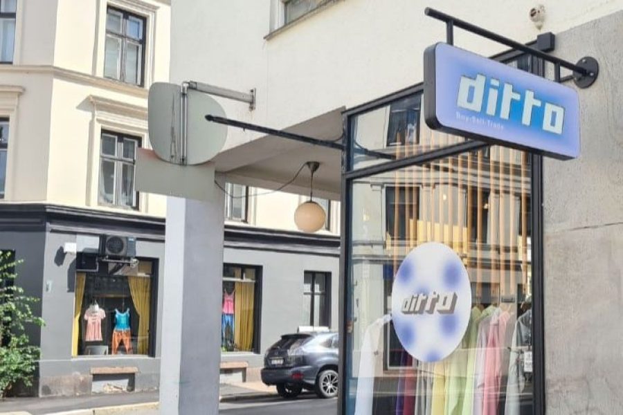 Utenfor Ditto på Majorstua med et hengende skilt utenfor
