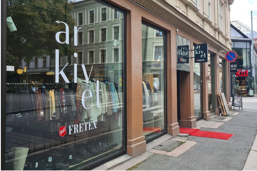Rød løper utenfor lokalene til Fretex Arkivet Grunerløkka