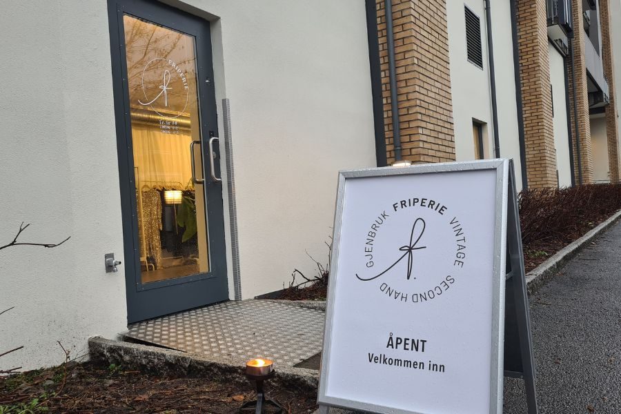 utenfor friperie på løren