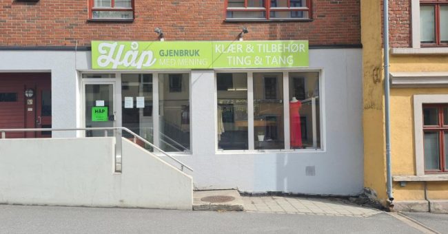Utenfor lokalene til bruktbutikken Håp gjenbruk