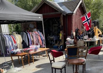 Åpent telt og bod hos Ljabru brukthandel med secondhand og vintage klær og møbler